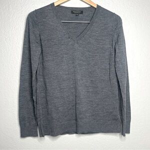 BR v-neck Merino wool sweater gray machine wash sz M